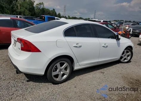 2013 Volvo S60 T5 z USA, uszkodzony, nr VIN YV1612FS1D1223315